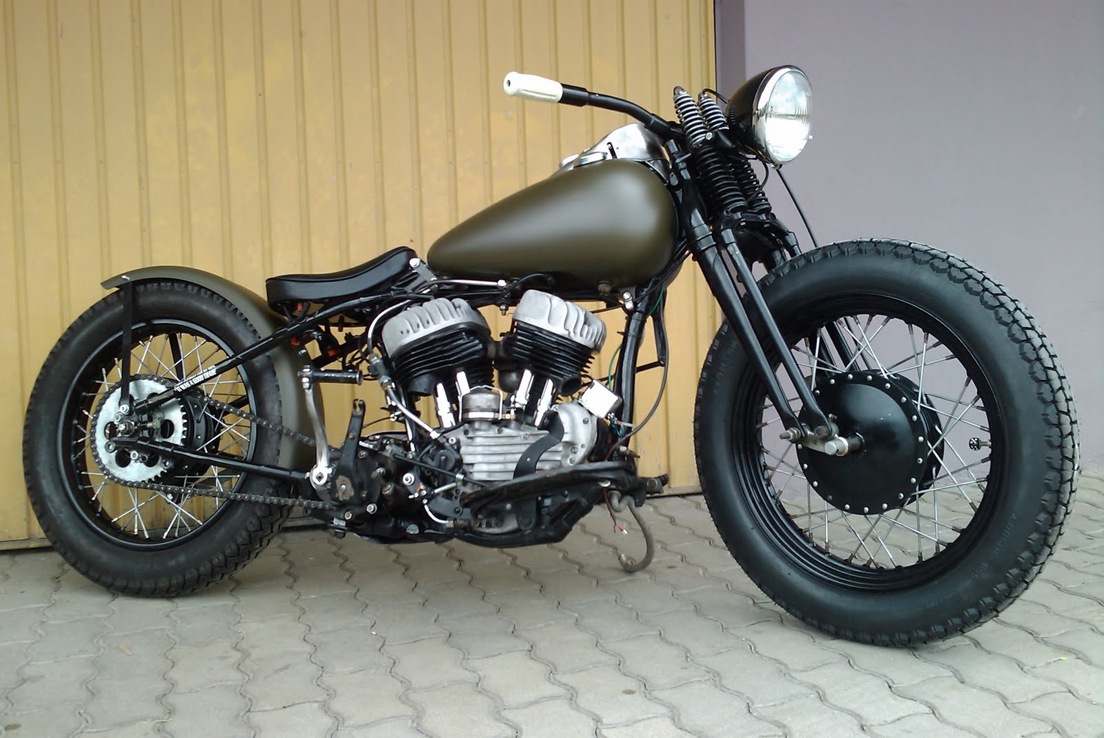 moto bobber custom